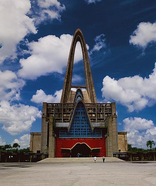 50-Extraordinary-Churches-basilica-de-higuey